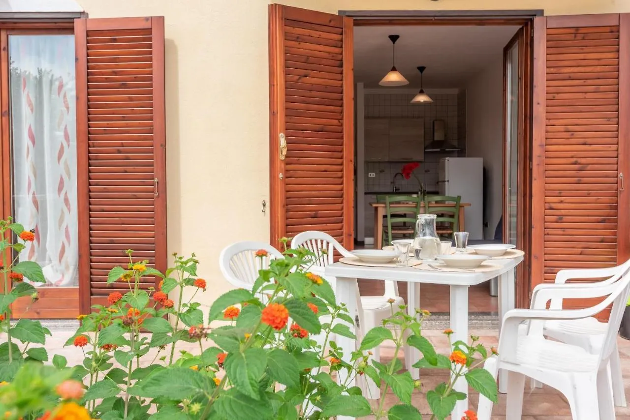 Glorious Residence Le Pavoncelle 1 Bedroom Sleeps 4 Child 산타테레사의갈루라 0*,  이탈리아